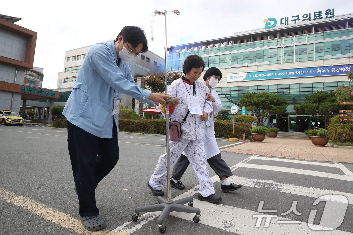 (대구=뉴스1) 공정식 기자 = 29일 오후 대구 서구 대구의료원에서 의료시설 대형화재를 가정해 실시된 '2024년 재난대응 안전한국훈련 및 긴급구조 종합훈련'에서 의료진과 병원 …