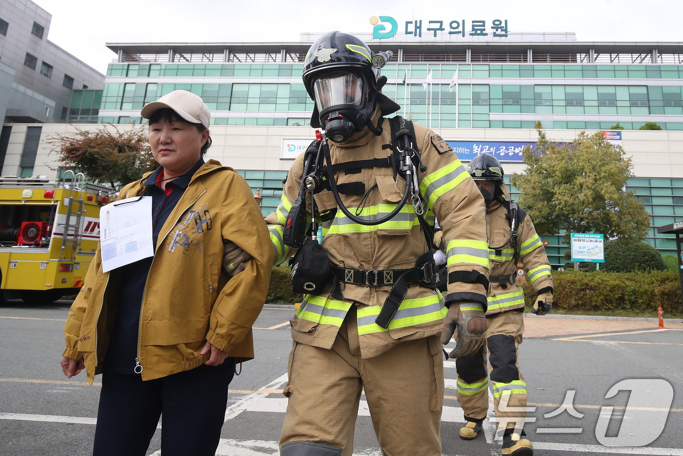 (대구=뉴스1) 공정식 기자 = 29일 오후 대구 서구 대구의료원에서 의료시설 대형화재를 가정해 실시된 '2024년 재난대응 안전한국훈련 및 긴급구조 종합훈련'에서 소방관들이 병원 …