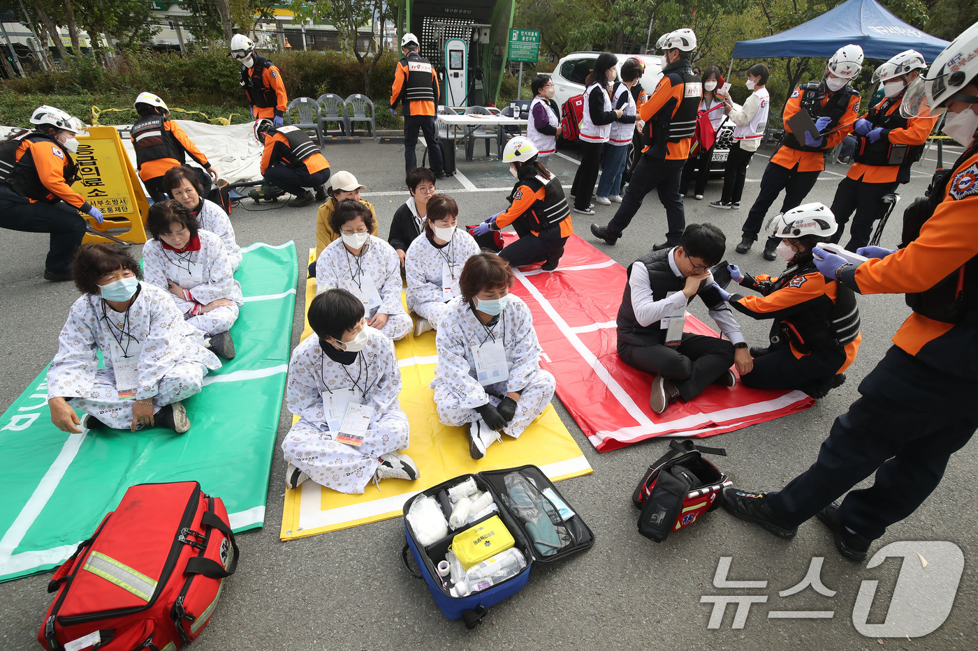 (대구=뉴스1) 공정식 기자 = 29일 오후 대구 서구 대구의료원에서 의료시설 대형화재를 가정해 실시된 '2024년 재난대응 안전한국훈련 및 긴급구조 종합훈련'에서 119구급대가 …