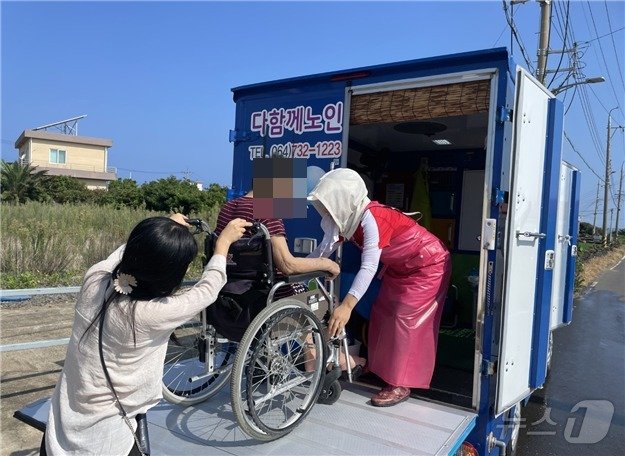 제주가치통합돌봄서비스 이용자가 목욕차량에 오르고 있다&#40;제주도 제공&#41;/뉴스1