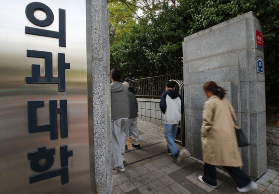 정부 한발 물러섰지만 의정갈등 여전…의료계, '2025년 증원' 만지작