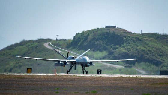 본문 이미지 - MQ-9 리퍼 무인공격기가 훈련을 준비하는 모습.&#40;미 7공군 제공&#41;