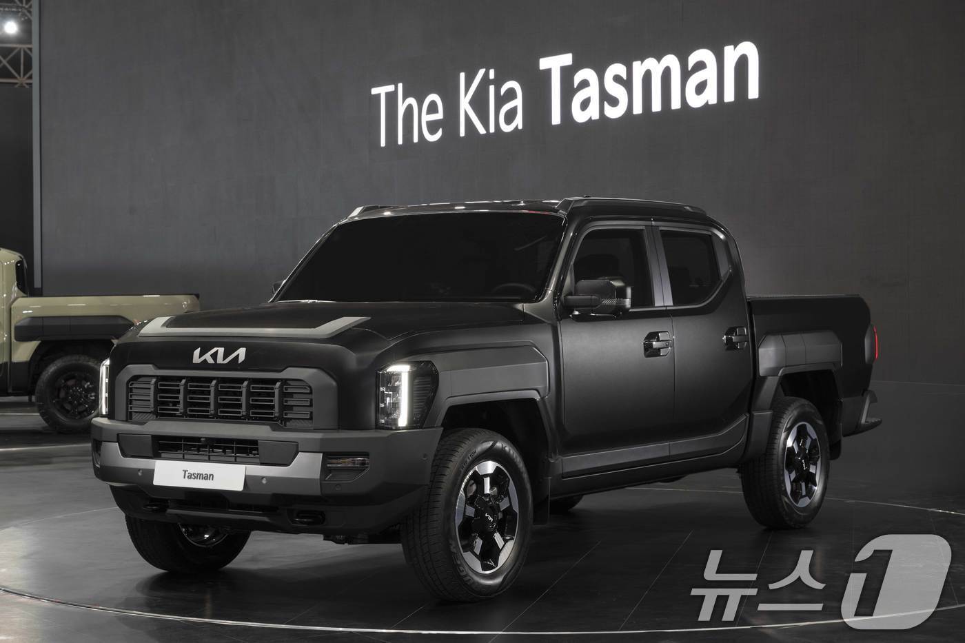 본문 이미지 - 기아가 29일(현지시간) 사우디아라비아 제다에서 열린 ‘2024 제다 국제 모터쇼’ 보도발표회에서 브랜드 최초의 픽업트럭 '타스만'을 세계 최초로 공개했다. (기아 제공) 2024.10.29/뉴스1