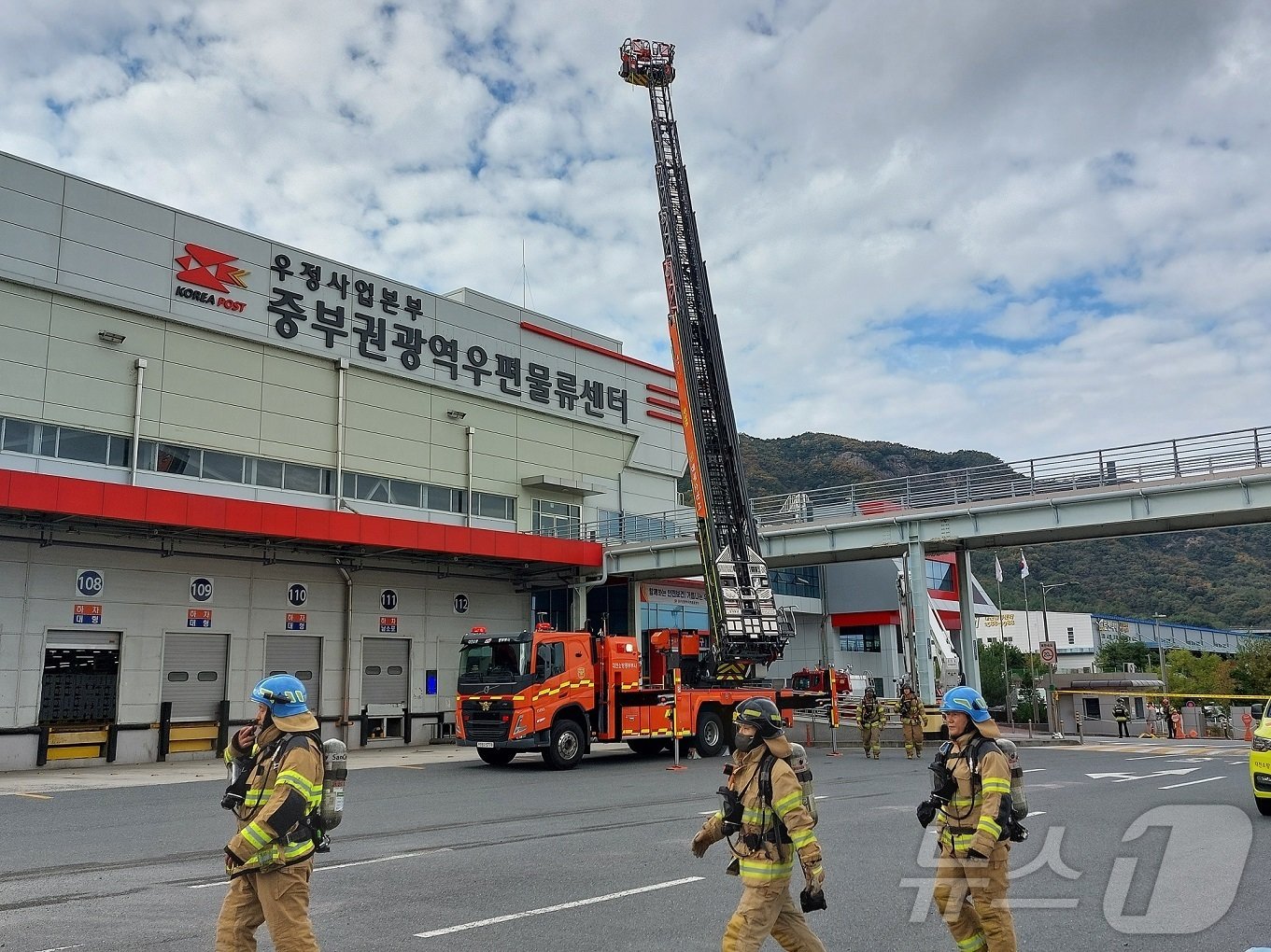 대전 동부소방서 소속 소방대원들이 재난대비 긴급구조훈련을 하고 있다.&#40;대전소방본부 제공&#41;/뉴스1