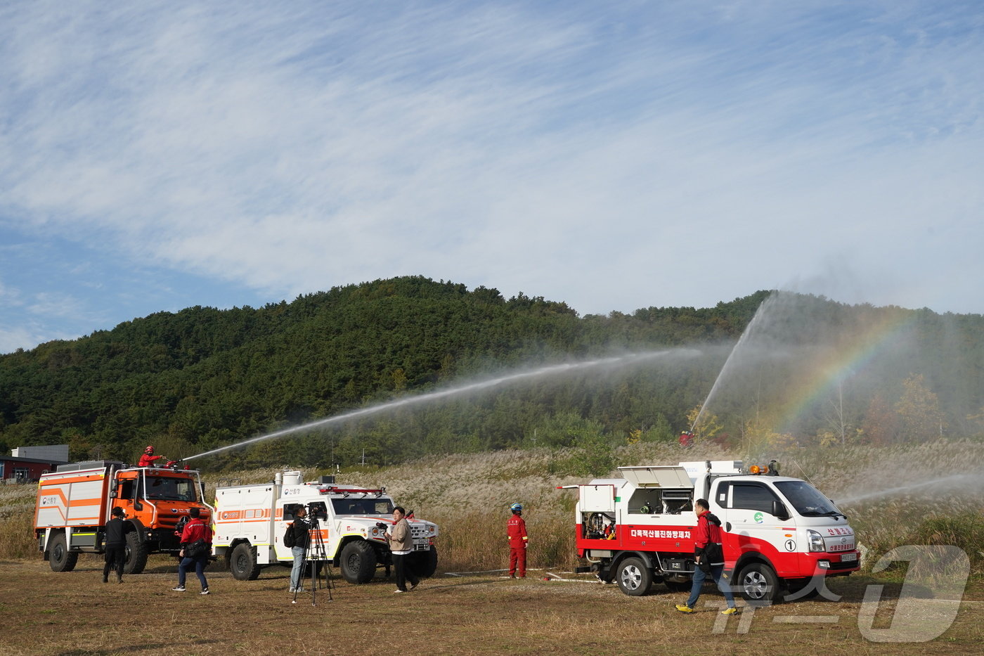 본문 이미지 - 산불진화차량 대형산불 대응 실전 훈련(산림청 제공)/뉴스1 