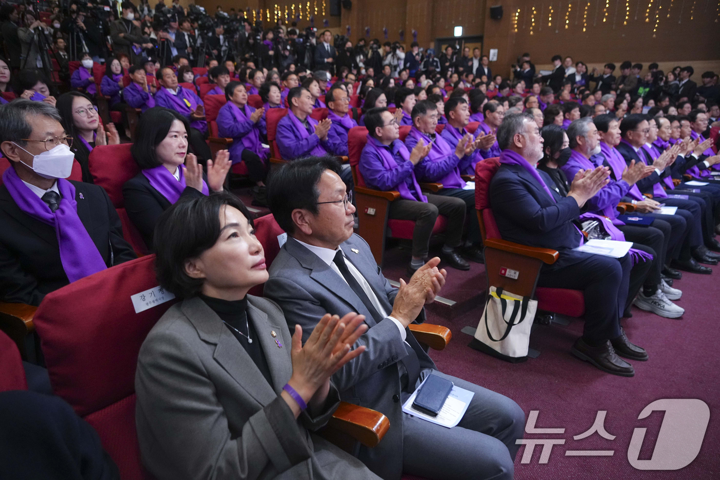 (광주=뉴스1) 박준배 기자 = 강기정 광주시장이 29일 오전 서울 여의도 국회에서 열린 10·29 이태원참사 2주기 국회 추모제에 참석해 자리를 함께하고 있다.(광주시 제공)20 …