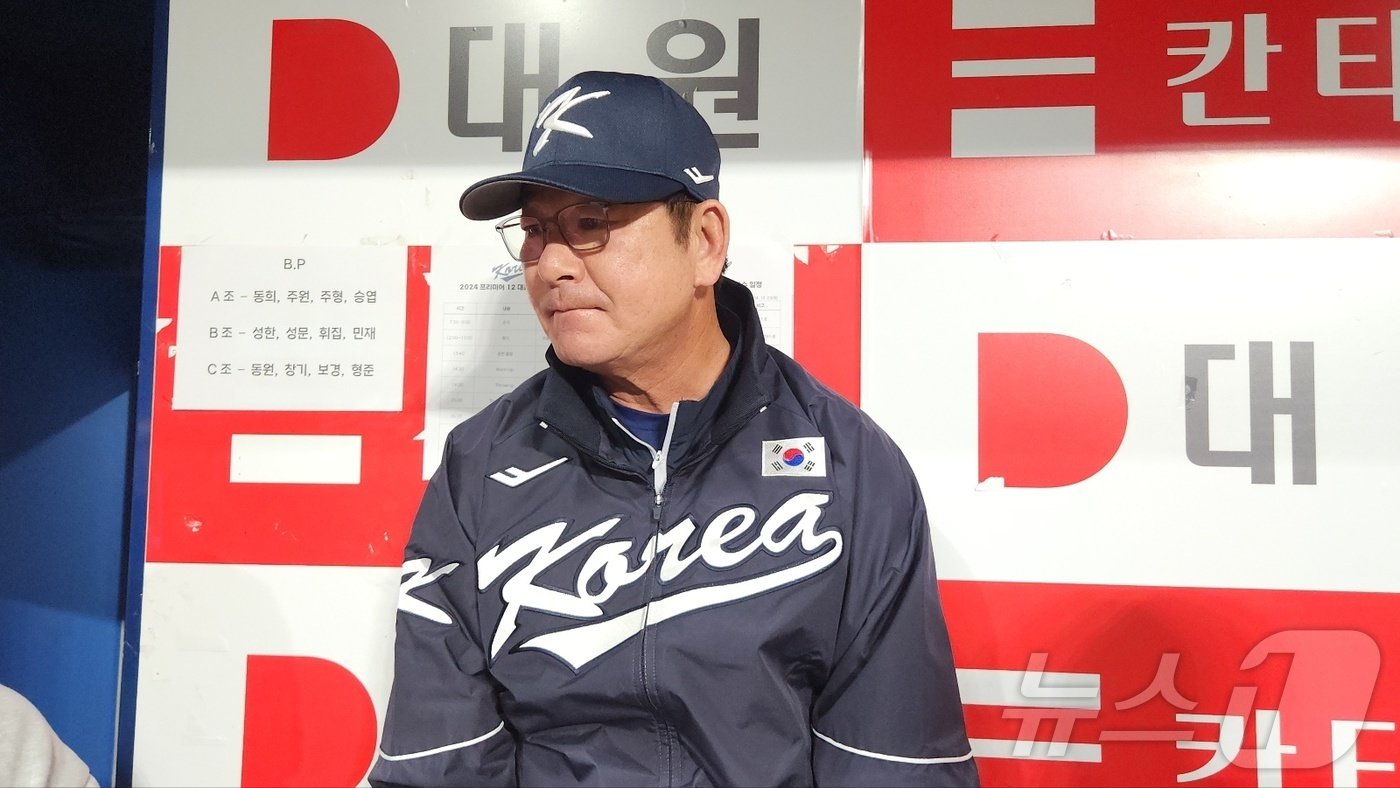 본문 이미지 - 류중일 한국 야구대표팀 감독이 29일 고척 스카이돔에서 취재진과 대화하고 있다. ⓒ News1 이재상 기자