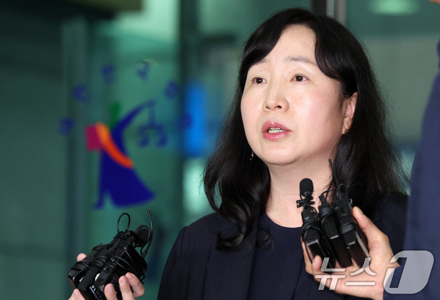 본문 이미지 - 2025학년도 연세대학교 수시 논술 시험 문제 사전 유출 논란과 관련해 수험생과 학부모 측 집단 소송 대리인인 김정선 변호사가 29일 서울 마포구 서울서부지방법원에서 열린 논술시험 효력 정지 가처분 소송 첫 재판을 마친 뒤 입장을 밝히고 있다. 2024.10.29/뉴스1 ⓒ News1 이동해 기자