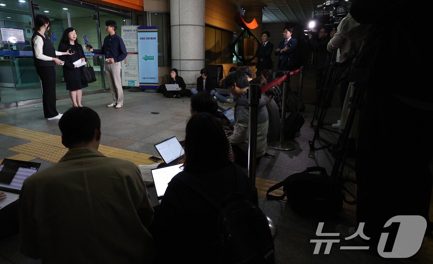 2025학년도 연세대학교 수시 논술 시험 문제 사전 유출 논란과 관련해 수험생과 학부모 측 집단 소송 대리인인 김정선 변호사가 10월 29일 서울 마포구 서울서부지방법원에서 열린 논술시험 효력 정지 가처분 소송 첫 재판을 마친 뒤 입장을 밝히고 있다. /뉴스1 ⓒ News1 이동해 기자