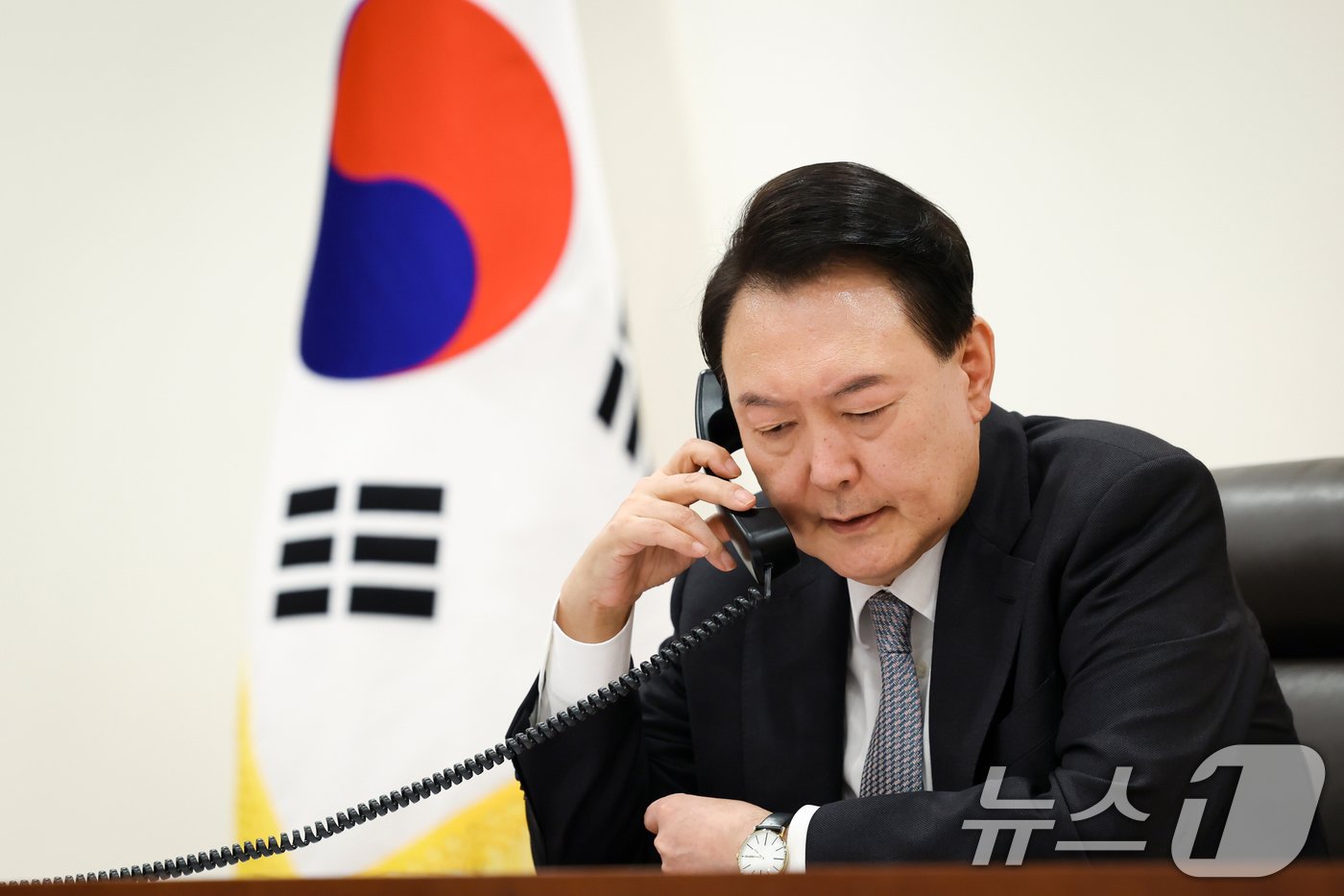 본문 이미지 - 윤석열 대통령이 29일 용산 대통령실에서 볼로디미르 젤렌스키 우크라이나 대통령과 전화 통화를 하고 있다. (대통령실 제공) 2024.10.29/뉴스1 ⓒ News1 송원영 기자