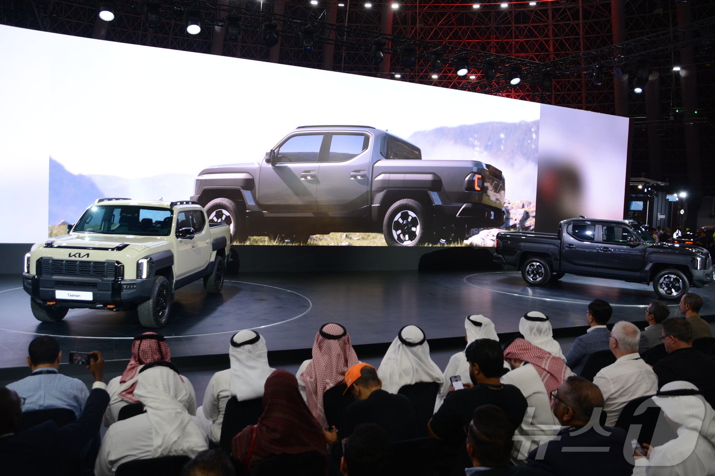 본문 이미지 - 기아가 29일(현지시간) 사우디아라비아 제다에서 열린 ‘2024 제다 국제 모터쇼’ 보도발표회에서 브랜드 최초의 픽업트럭 '타스만'을 세계 최초로 공개했다. 기아 미디어 콘퍼런스 참가자들 모습.ⓒ 뉴스1