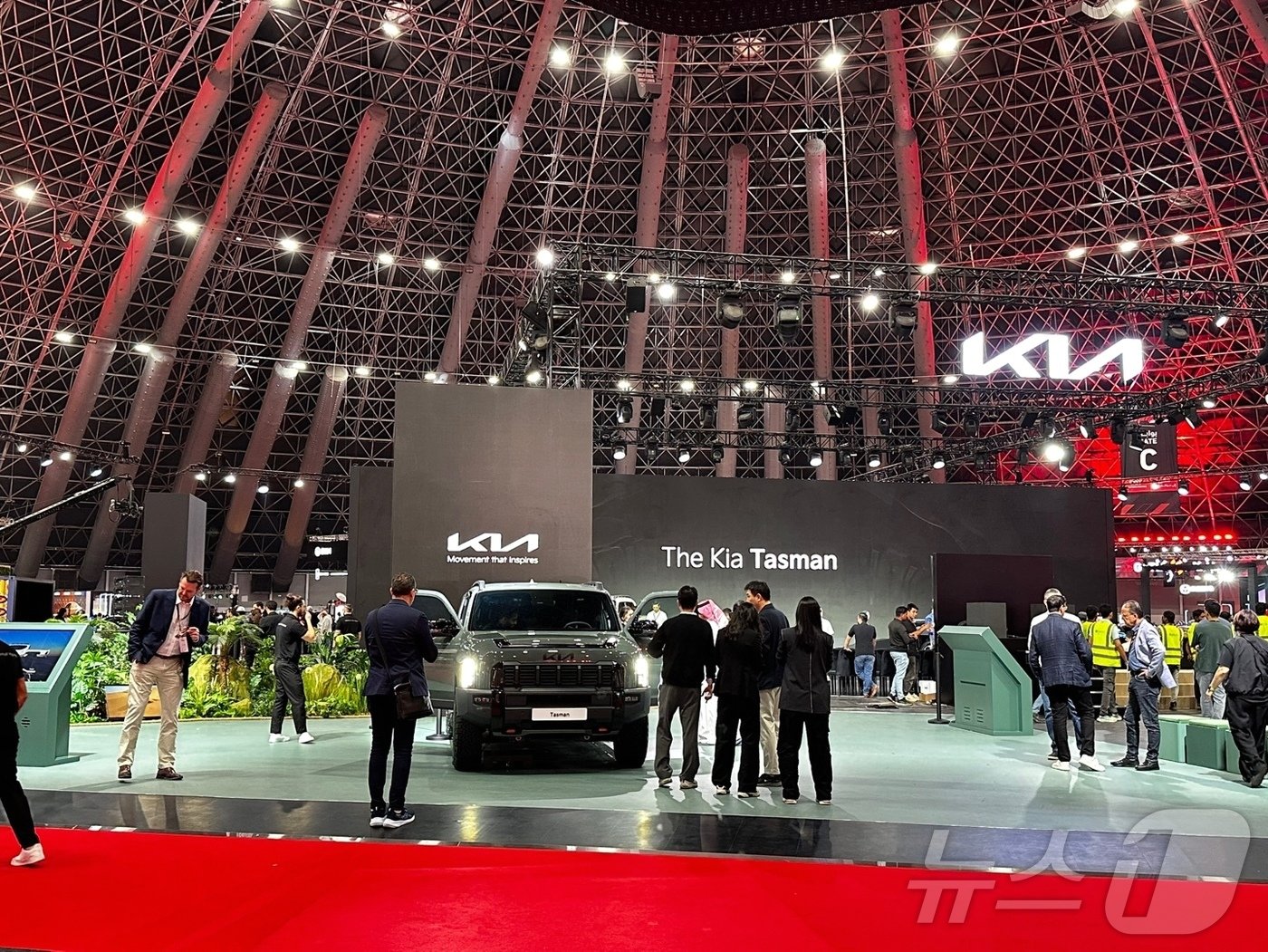 본문 이미지 - 기아가 29일(현지시간) 사우디아라비아 제다에서 열린 ‘2024 제다 국제 모터쇼’ 보도발표회에서 브랜드 최초의 픽업트럭 '타스만'을 세계 최초로 공개했다. 사진은 제다 모터쇼 기아 전시관 모습.ⓒ 뉴스1 