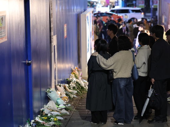 이태원 참사 "공식 추모 공간 마련돼야"…밤 늦도록 시민 발길