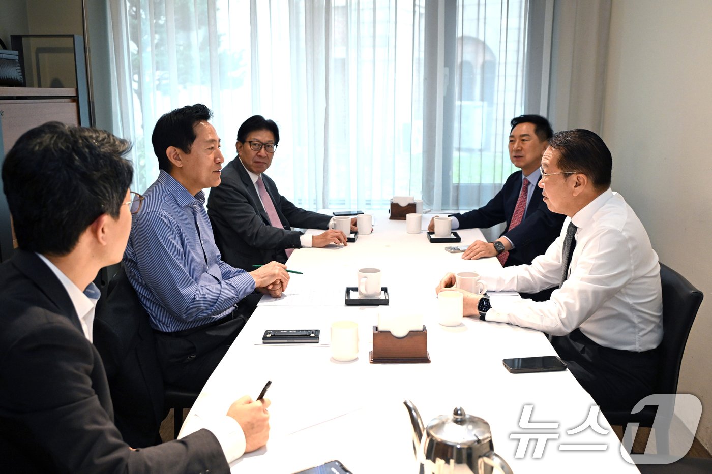 본문 이미지 - 오세훈 서울시장과 박형준 부산시장, 국민의힘 김기현, 권영세 의원(왼쪽 두번째부터 시계방향으로)  29일 오전 서울 시내 한 식당에서 조찬 간담회를 하고 있다.(서울시 제공)2024.10.29/뉴스1