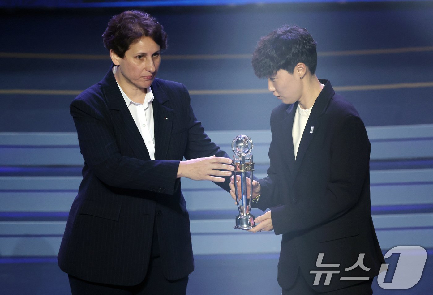 본문 이미지 - 박윤정 여자 20세 이하(U-20) 대표팀 감독이 29일 오후 서울 동대문구 경희대학교 평화의전당에서 열린 'AFC 애뉴얼 어워즈 서울 2023'에서 올해의 여자감독상을 받고 있다. 올해로 30주년을 맞이한 AFC 시상식은 아시아 축구계에서 가장 권위 있는 행사로 시상식이 한국에서 열린건 이번이 처음이다. 2024.10.29/뉴스1 ⓒ News1 이동해 기자