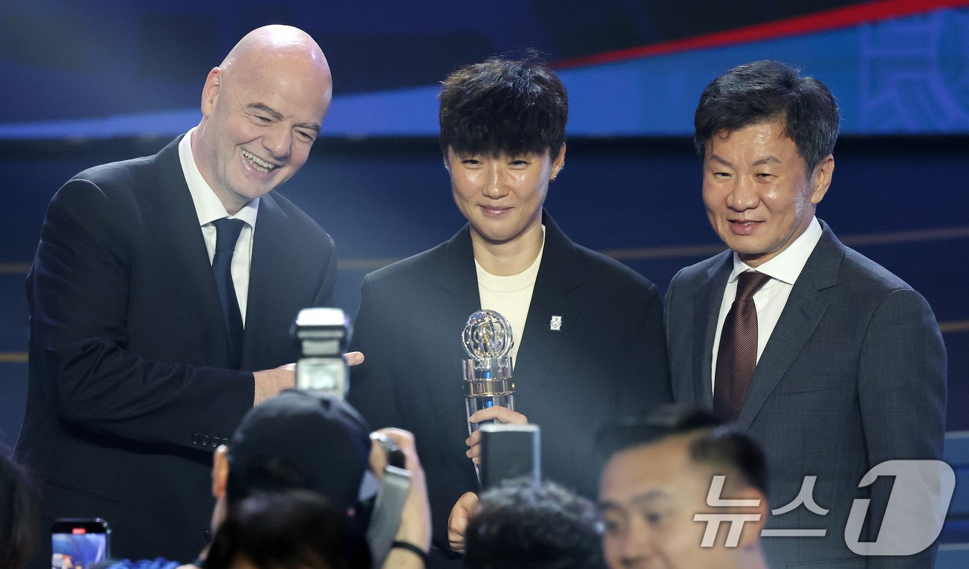 본문 이미지 - 올해의 여자감독상을 수상한 박윤정 여자 20세 이하(U-20) 대표팀 감독이 29일 오후 서울 동대문구 경희대학교 평화의전당에서 열린 'AFC 애뉴얼 어워즈 서울 2023'에서 잔니 인판티노 국제축구연맹(FIFA) 회장, 정몽규 대한축구협회장과 기념사진을 찍고 있다. 올해로 30주년을 맞이한 AFC 시상식은 아시아 축구계에서 가장 권위 있는 행사로 시상식이 한국에서 열린건 이번이 처음이다. 2024.10.29/뉴스1 ⓒ News1 이동해 기자