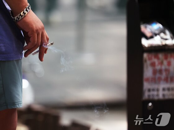 본문 이미지 - 한 흡연자가 흡연구역에서 담배를 피우고 있다./뉴스1 황기선 기자