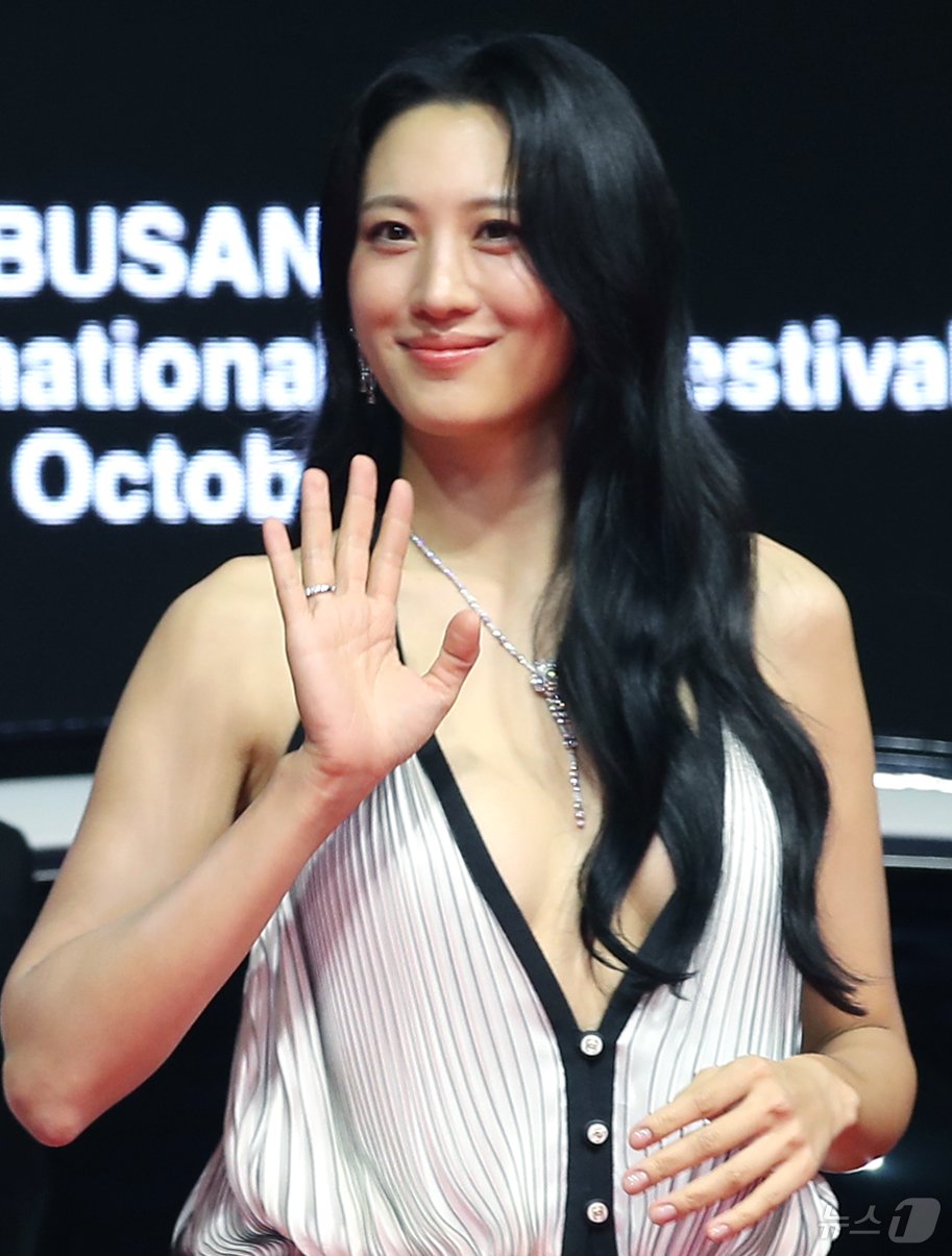 본문 이미지 - 배우 수현이 2일 오후 부산 해운대구 영화의전당에서 열린 ‘제28회 부산국제영화제’(BIFF) 개막식에 참석해 손을 흔들고 있다. ⓒ News1 권현진 기자