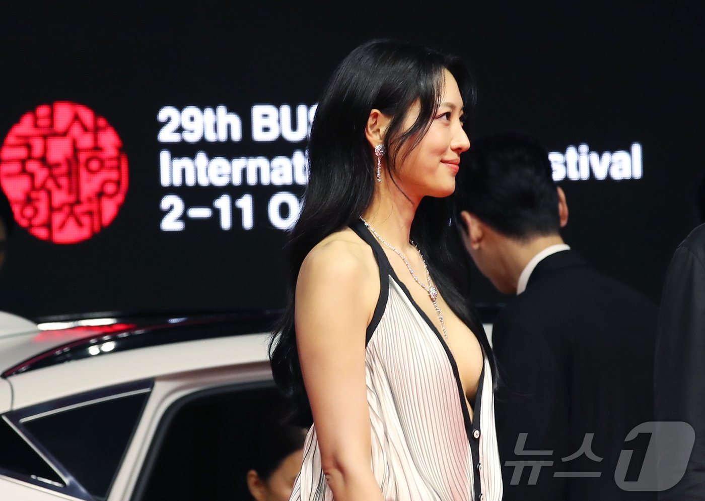 본문 이미지 - 배우 수현이 2일 오후 부산 해운대구 영화의전당에서 열린 ‘제28회 부산국제영화제’(BIFF) 개막식에 참석해 아찔한 매력을 발산하고 있다. ⓒ News1 권현진 기자