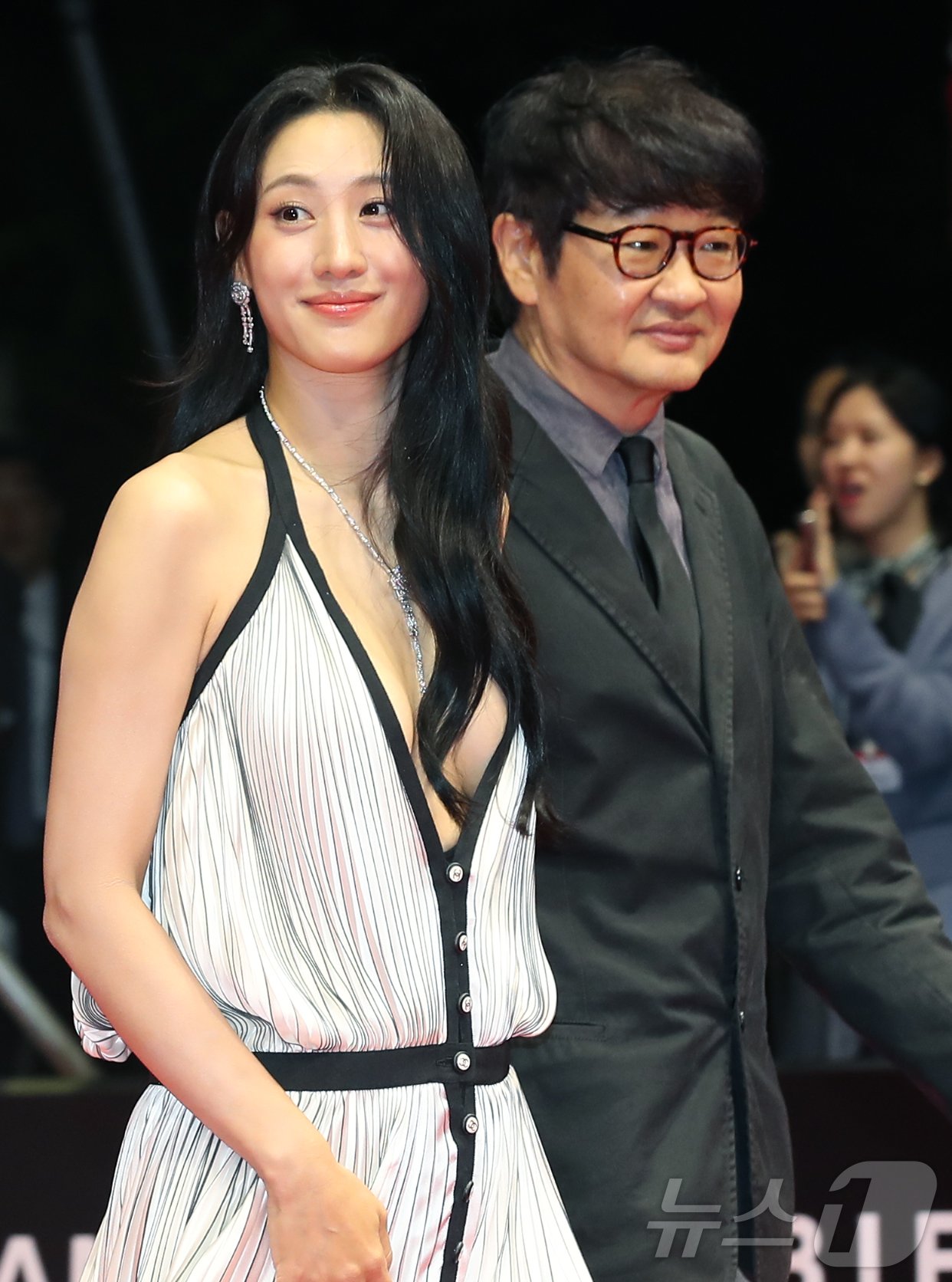 본문 이미지 - 배우 수현과 허진호 감독(오른쪽)이 2일 오후 부산 해운대구 영화의전당에서 열린 ‘제28회 부산국제영화제’(BIFF) 개막식에 참석해 레드카펫을 밟고 있다. ⓒ News1 권현진 기자