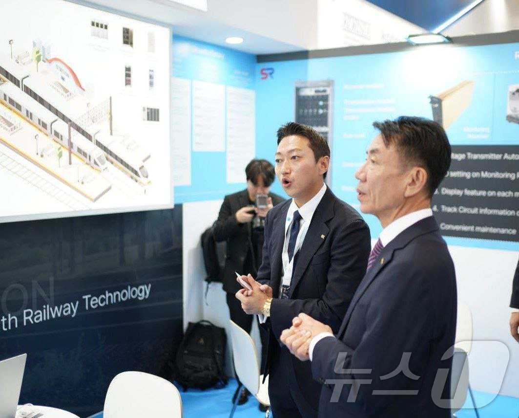 본문 이미지 - '이노트랜스 2024’' 에스알 전시장에 방문한 한문희 한국철도공사 사장(오른쪽) (에스알제공)