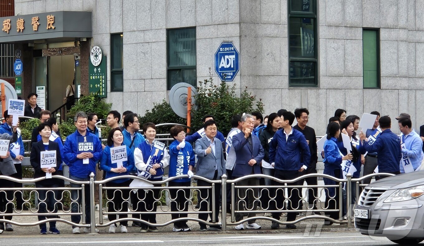 10·16 재·보궐선거의 공식 선거운동이 시작된 3일 오전 김경지 더불어민주당 금정구청장 후보와 김민석·이언주 최고위원, 김정호·허성무 국회의원 등이 도시철도 남산역 앞에서 구민들에게 인사하고 있다.2024.10.03/ 뉴스1 ⓒ News1 조아서 기자