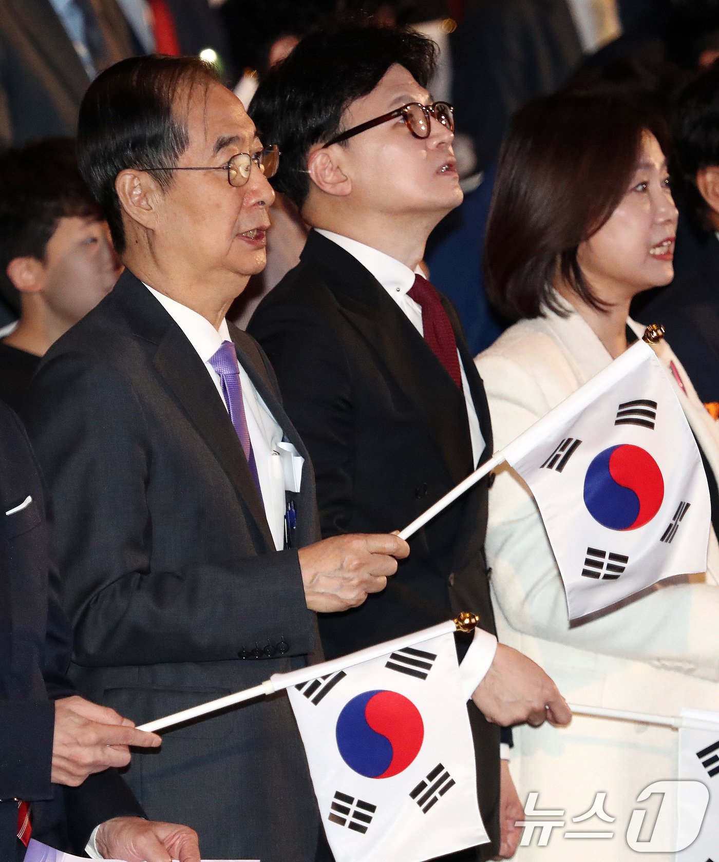 본문 이미지 - 한덕수 국무총리(왼쪽부터), 한동훈 국민의힘 대표, 허은아 개혁신당 대표가 3일 서울 종로구 세종문화회관에서 열린 제4356주년 개천절 경축식에서 개천절 노래를 부르고 있다. 2024.10.3/뉴스1 ⓒ News1 박세연 기자
