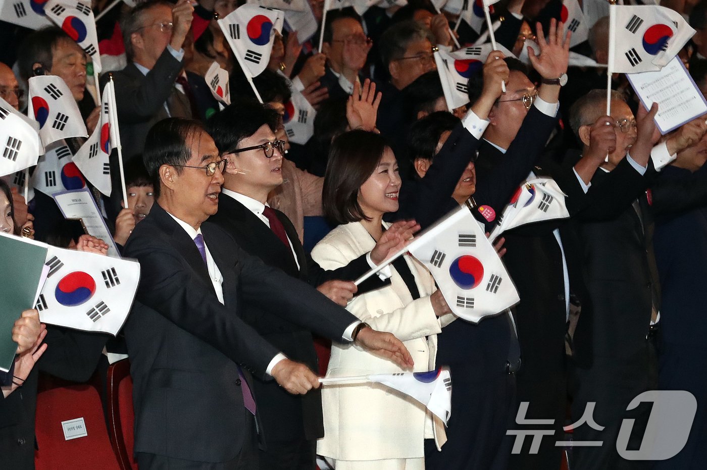 한덕수 국무총리&#40;왼쪽부터&#41;, 한동훈 국민의힘 대표, 허은아 개혁신당 대표, 황운하 조국혁신당 원내대표가 3일 서울 종로구 세종문화회관에서 열린 제4356주년 개천절 경축식에서 만세삼창을 하고 있다. 2024.10.3/뉴스1 ⓒ News1 박세연 기자