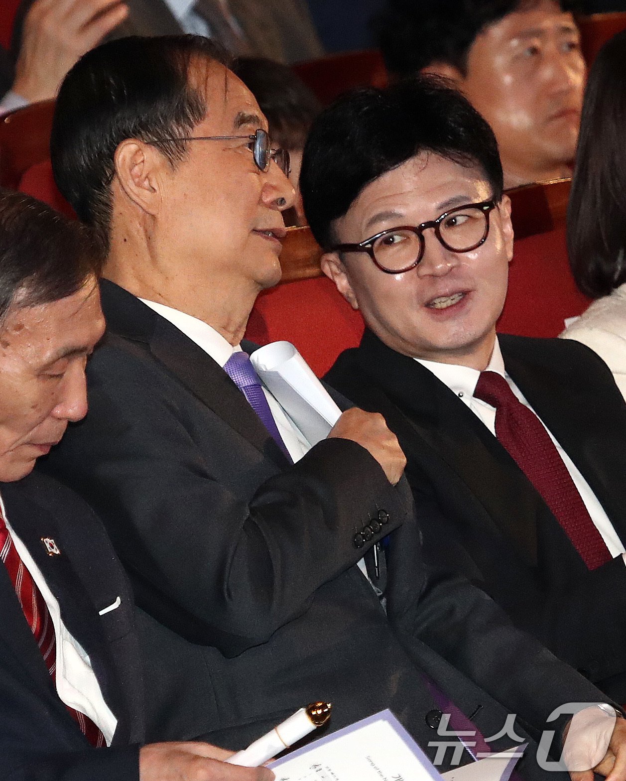 본문 이미지 - 한덕수 국무총리와 한동훈 국민의힘 대표가 3일 서울 종로구 세종문화회관에서 열린 제4356주년 개천절 경축식에서 대화를 나누고 있다. 2024.10.3/뉴스1 ⓒ News1 박세연 기자