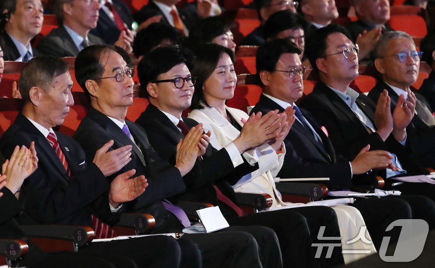 한덕수 국무총리&#40;왼쪽부터&#41;, 한동훈 국민의힘 대표, 허은아 개혁신당 대표, 황운하 조국혁신당 원내대표가 3일 서울 종로구 세종문화회관에서 열린 제4356주년 개천절 경축식에서 박수를 치고 있다. 2024.10.3/뉴스1 ⓒ News1 박세연 기자