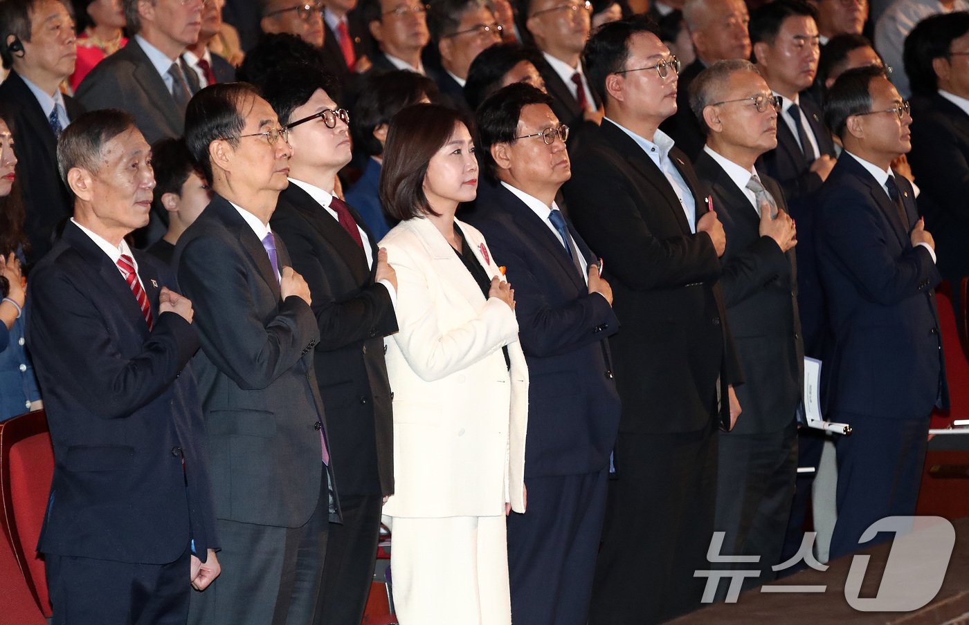 한덕수 국무총리&#40;왼쪽 두번째부터&#41;, 한동훈 국민의힘 대표, 허은아 개혁신당 대표, 황운하 조국혁신당 원내대표가 3일 서울 종로구 세종문화회관에서 열린 제4356주년 개천절 경축식에서 국민의례를 하고 있다. 2024.10.3/뉴스1 ⓒ News1 박세연 기자