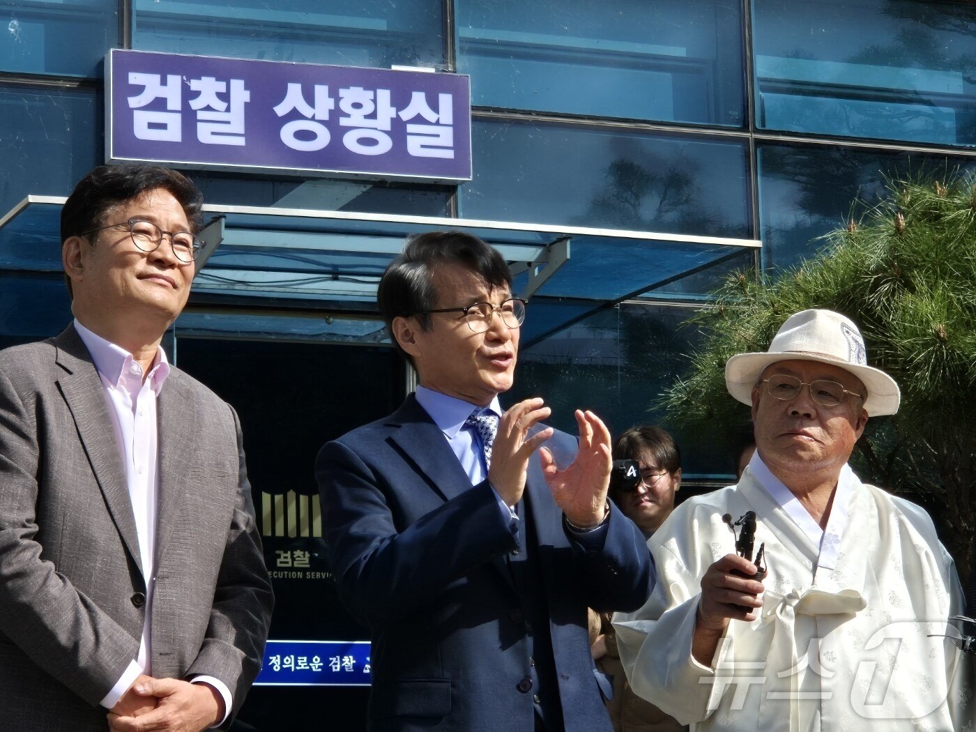 본문 이미지 - 3일 오전 수원지검 여주지청 앞에서 최재영 목사가 김건희 여사 명품가방 수수 의혹 불기소 처분에 대한 입장을 밝히고 있다. 2024.10.3/뉴스1 ⓒ News1 양희문 기자