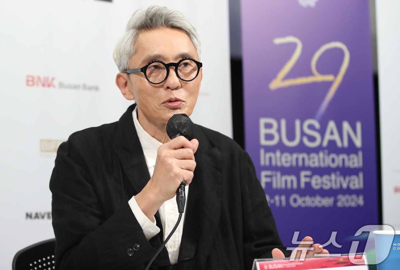 본문 이미지 - 일본 배우 마츠시게 유타카가 3일 부산 해운대구 센텀 영상산업센터에서 열린 영화 ‘고독한 미식가 더 무비’ 기자간담회에서 취재진 질문에 답하고 있다. 2024.10.3/뉴스1 ⓒ News1 권현진 기자