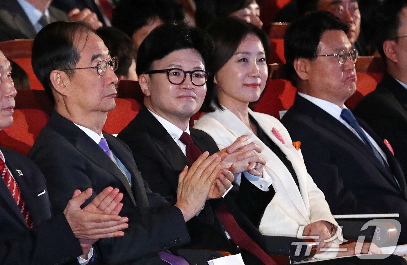본문 이미지 - 한덕수 국무총리(왼쪽부터), 한동훈 국민의힘 대표, 허은아 개혁신당 대표, 황운하 조국혁신당 원내대표가 3일 서울 종로구 세종문화회관에서 열린 제4356주년 개천절 경축식에서 박수를 치고 있다. 2024.10.3/뉴스1 ⓒ News1 박세연 기자