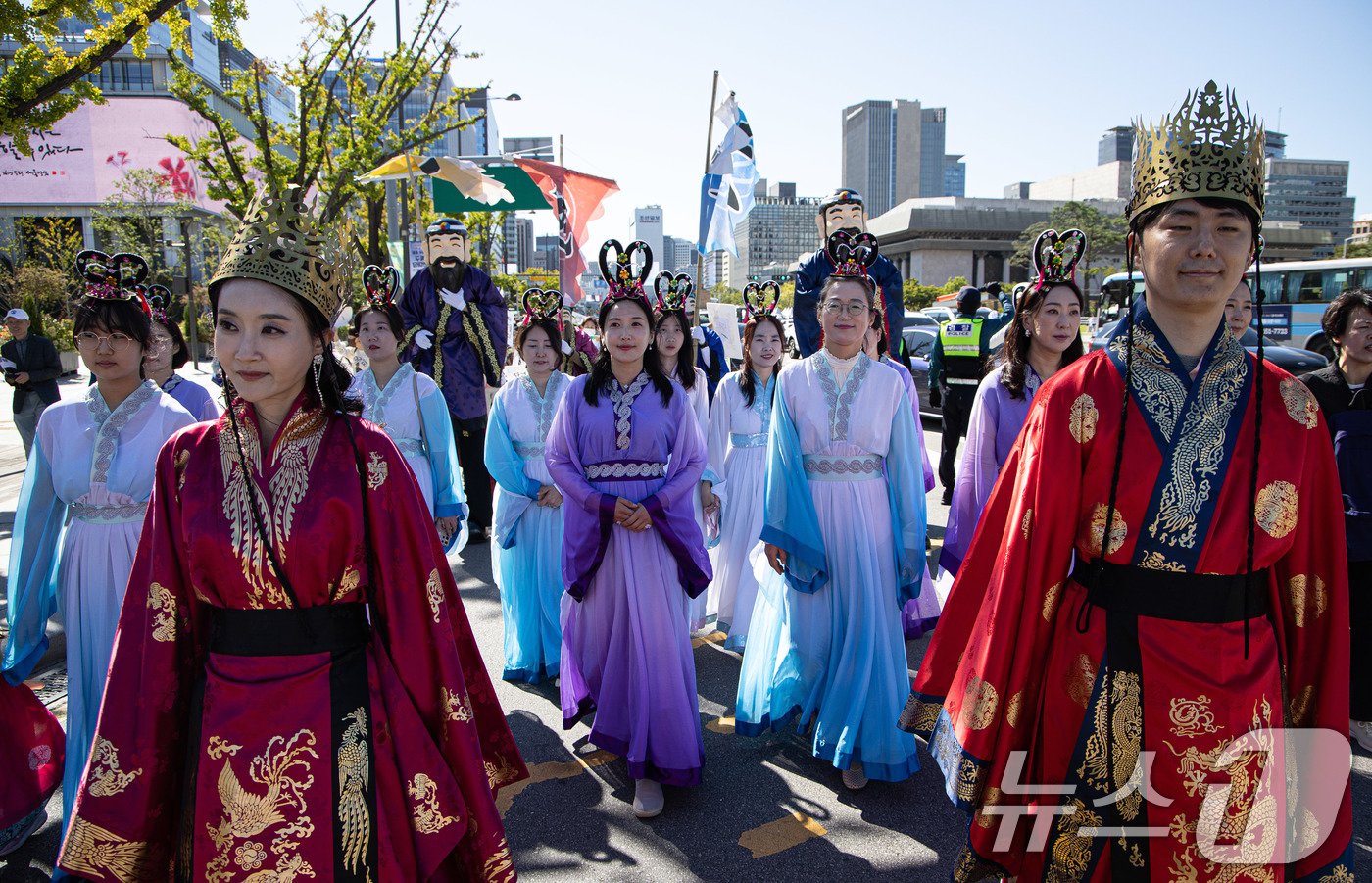 본문 이미지 - 개천절인 3일 오전 서울 종로구 광화문광장 인근에서 서울국학원 관계자들이 퍼레이드를 펼치고 있다. 2024.10.3/뉴스1 ⓒ News1 이재명 기자
