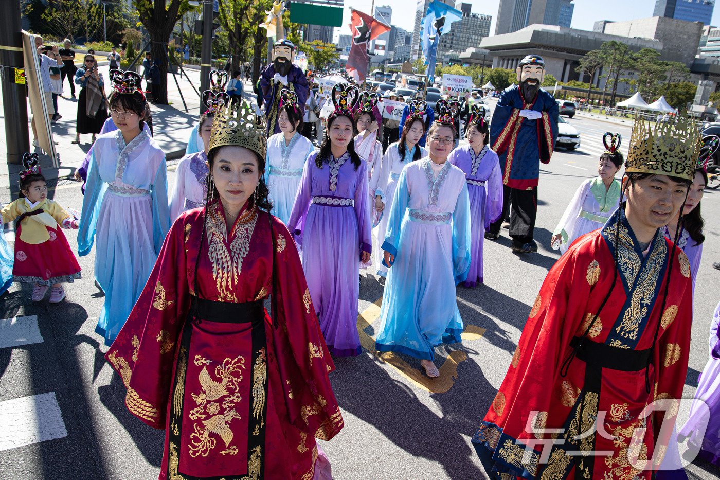 본문 이미지 - 개천절인 3일 오전 서울 종로구 광화문광장 인근에서 서울국학원 관계자들이 퍼레이드를 펼치고 있다. 2024.10.3/뉴스1 ⓒ News1 이재명 기자