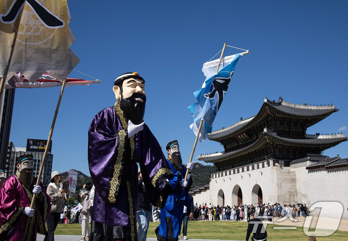 개천절인 3일 오전 서울 종로구 광화문광장 인근에서 서울국학원 관계자들이 퍼레이드를 펼치고 있다. 2024.10.3/뉴스1 ⓒ News1 이재명 기자