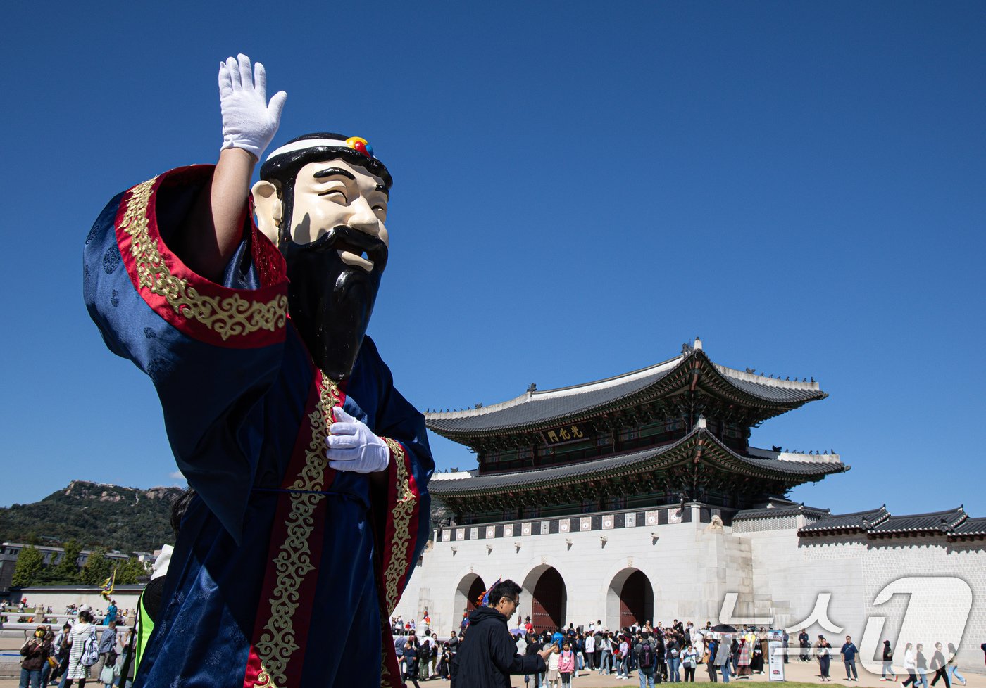 개천절인 3일 오전 서울 종로구 광화문광장 인근에서 서울국학원 관계자들이 퍼레이드를 펼치고 있다. 2024.10.3/뉴스1 ⓒ News1 이재명 기자