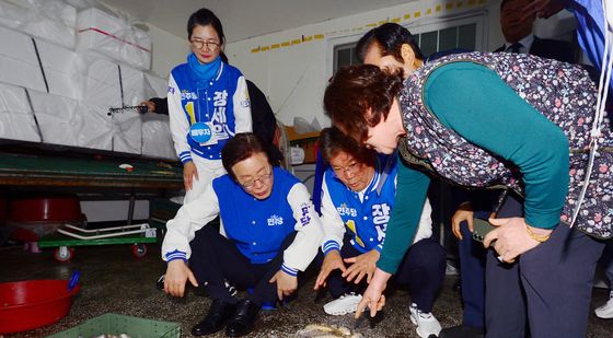 굴비 살펴보는 이재명 당대표