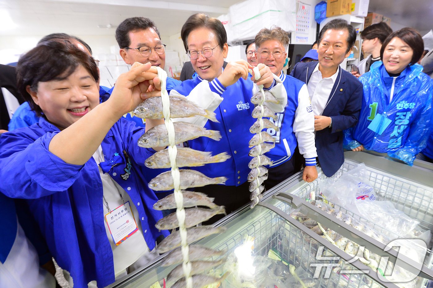 본문 이미지 - 10·16 전남 영광군수 재선거 공식 선거운동이 시작된 3일 오전 영광군 법성면 법성포 굴비거리에서 이재명 민주당 대표가 굴비를 살펴보고 있다. 2024.10.3/뉴스1 ⓒ News1 이승현 기자