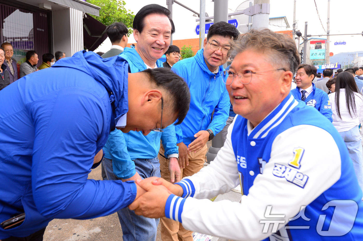 (영광=뉴스1) 이승현 기자 = 10·16 전남 영광군수 재선거 공식 선거운동이 시작된 3일 오전 영광군 영광읍 전매청사거리에서 장세일 후보가 시민들과 인사를 하고 있다. 2024 …