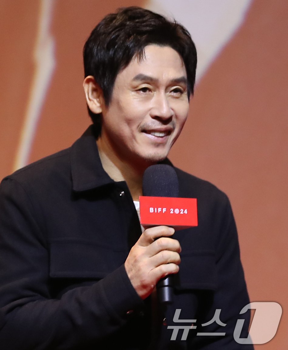 본문 이미지 - 배우 설경구가 3일 부산 해운대구 신세계백화점 센텀시티점에서 열린 ‘액터스하우스’에 참석해 인사말을 하고 있다. 2024.10.3/뉴스1 ⓒ News1 권현진 기자