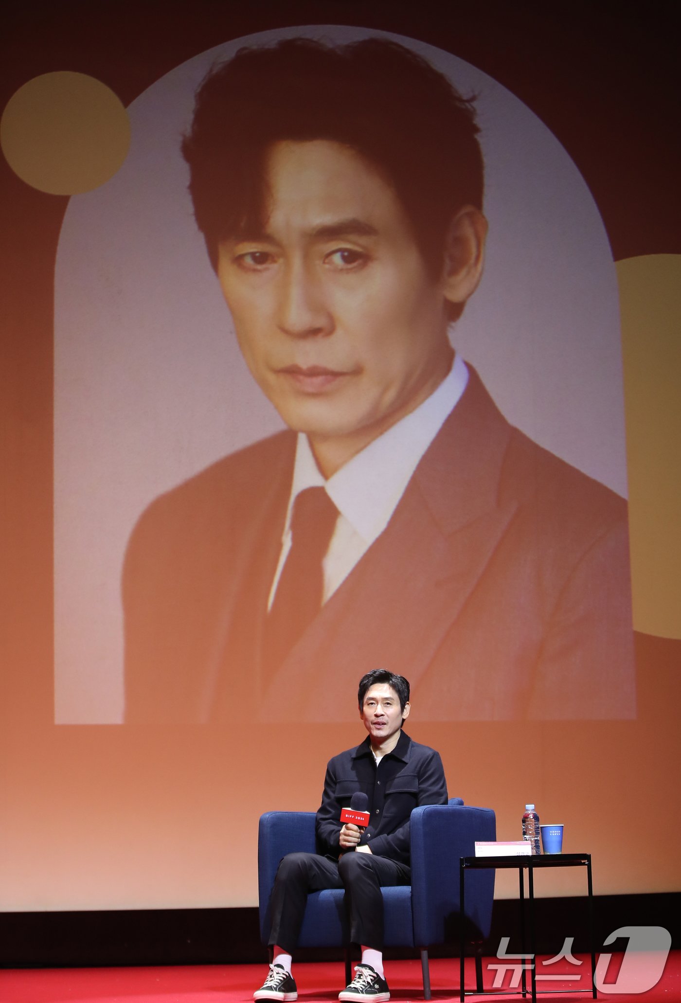 배우 설경구가 3일 부산 해운대구 신세계백화점 센텀시티점에서 열린 ‘액터스하우스’에 참석해 객석을 바라보고 있다. 2024.10.3/뉴스1 ⓒ News1 권현진 기자