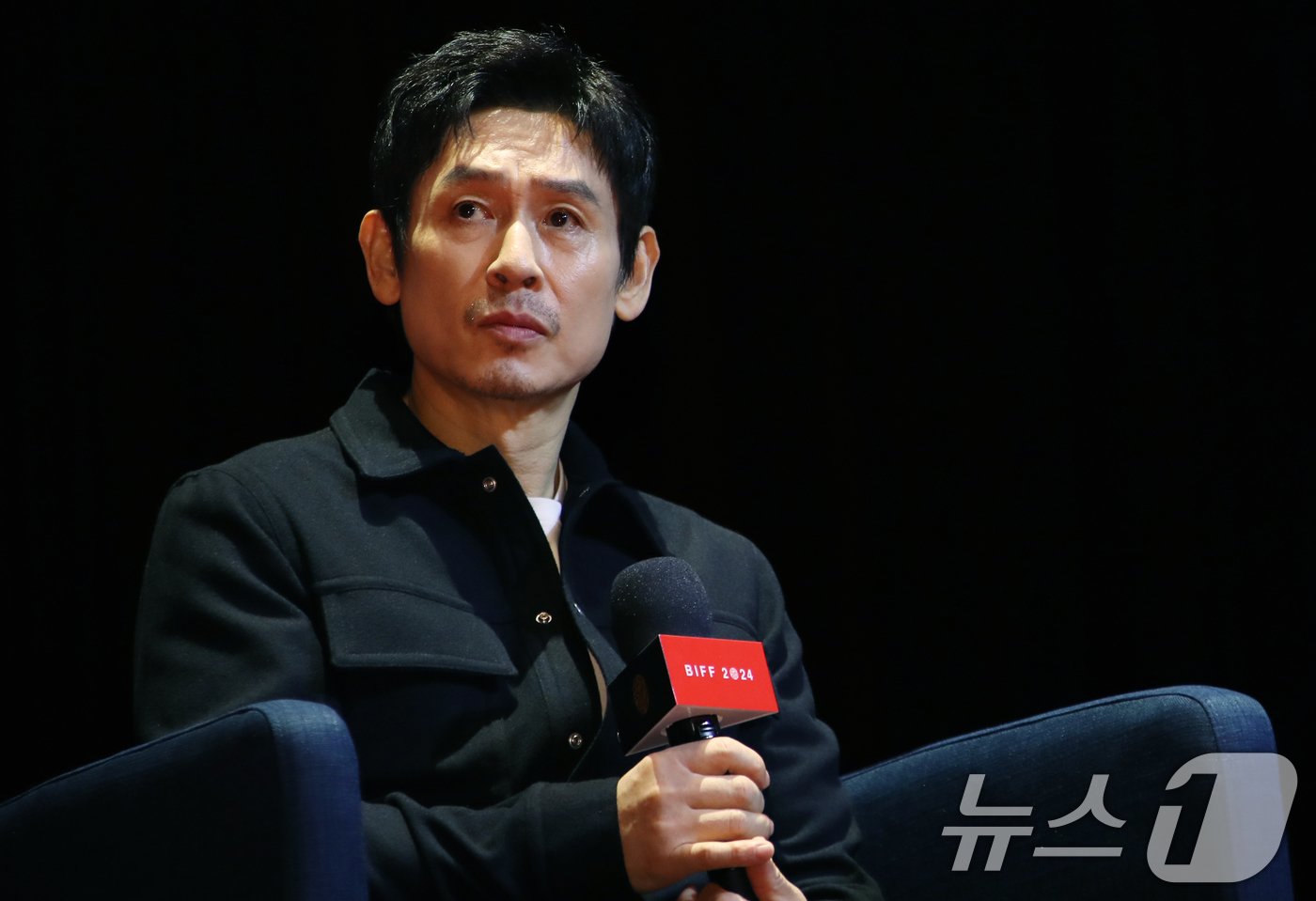 본문 이미지 - 배우 설경구가 3일 부산 해운대구 신세계백화점 센텀시티점에서 열린 ‘액터스하우스’에 참석해 생각에 잠겨 있다. 2024.10.3/뉴스1 ⓒ News1 권현진 기자