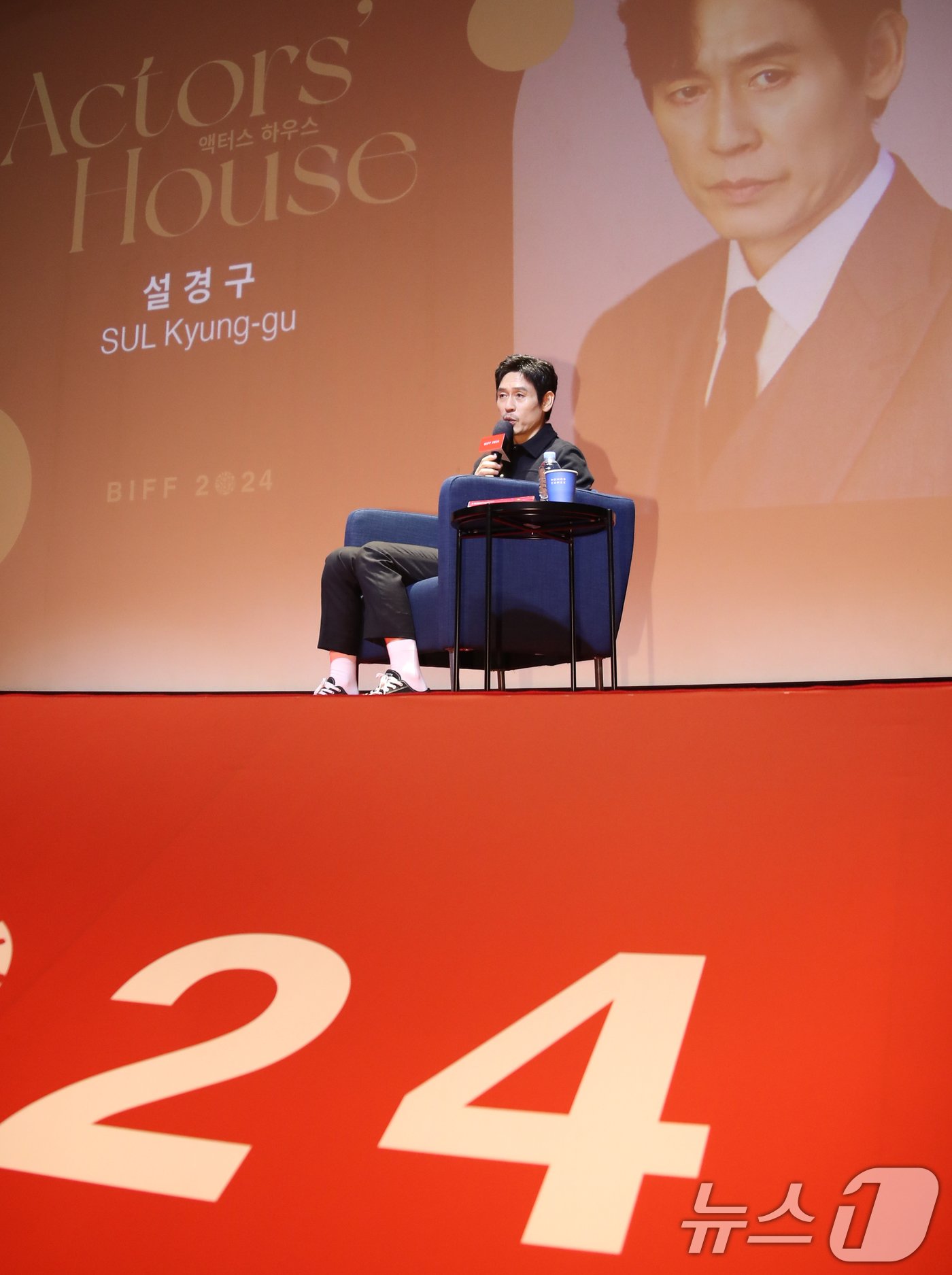 본문 이미지 - 배우 설경구가 3일 부산 해운대구 신세계백화점 센텀시티점에서 열린 ‘액터스하우스’에 참석해 인사말을 하고 있다. 2024.10.3/뉴스1 ⓒ News1 권현진 기자