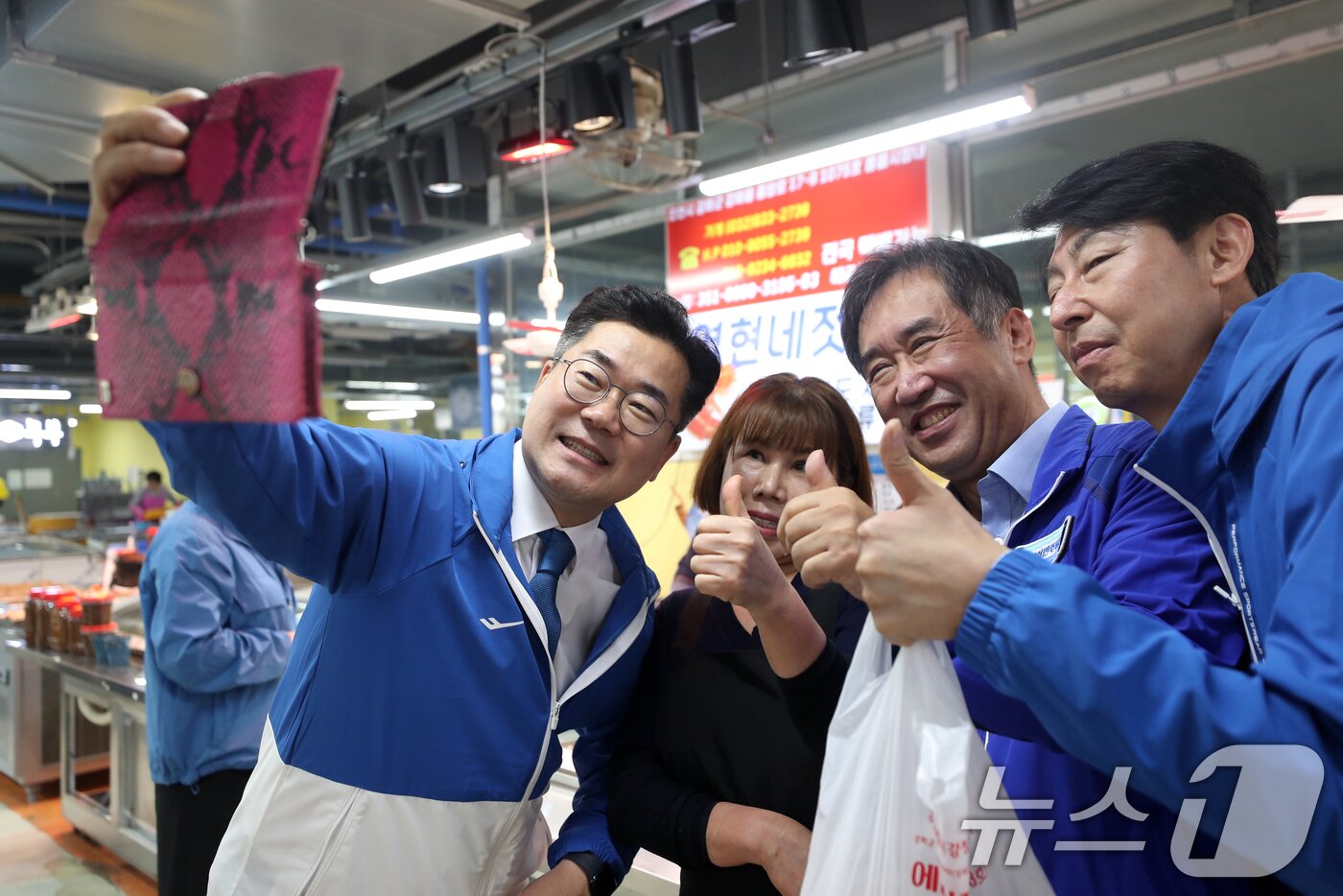 본문 이미지 - 박찬대 더불어민주당 원내대표가 3일 2024 하반기 재·보궐선거 강화군수에 출마한 한연희 후보 지원을 위해 인천시 강화군 강화풍물시장을 찾아 상인들과 사진을 찍고 있다. 2024.10.3/뉴스1 ⓒ News1 이승배 기자