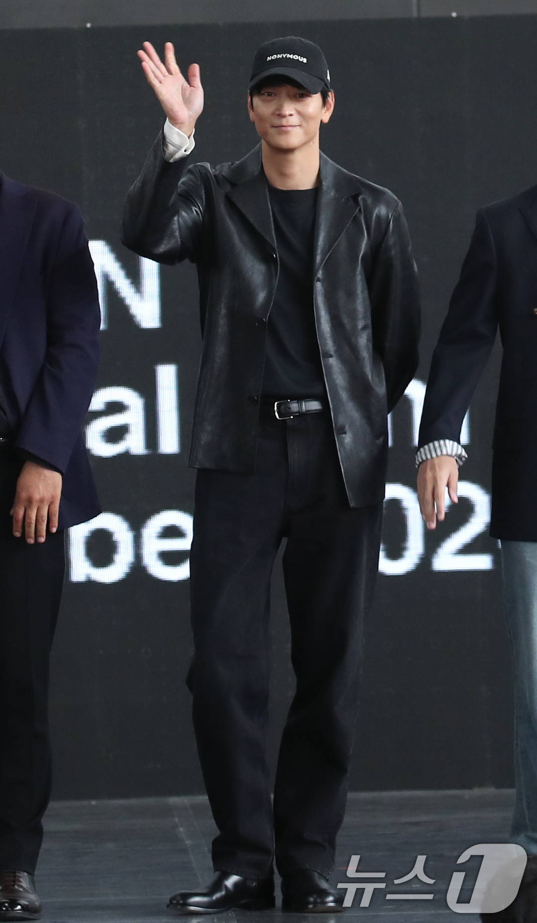 (부산=뉴스1) 권현진 기자 = 배우 강동원이 3일 부산 해운대구 BIFF 야외무대에서 열린 영화 ‘전,란’ 야외무대인사 오픈 토크 행사에 참석해 인사를 하고 있다. 2024.10 …