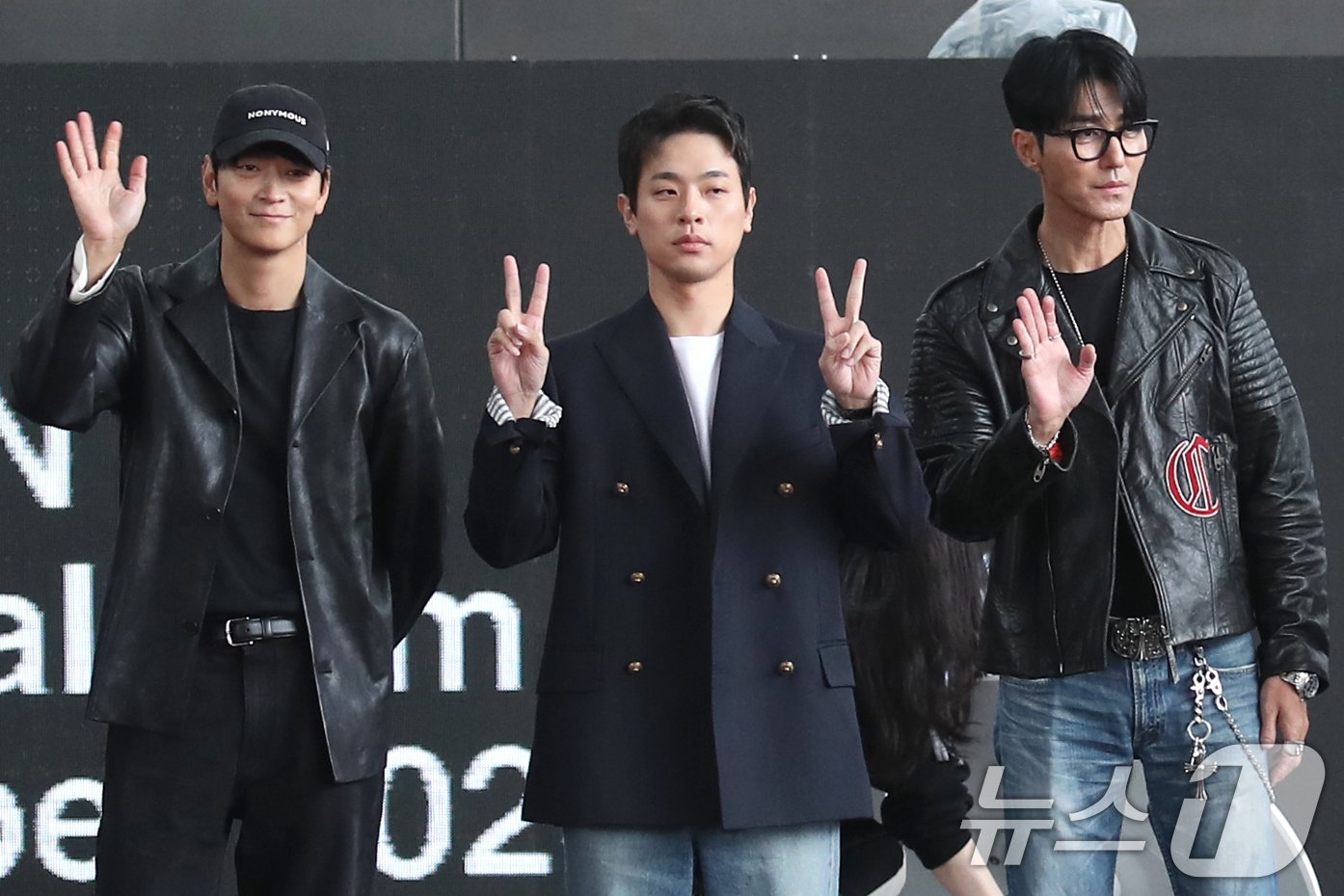 본문 이미지 - 배우 강동원(왼쪽부터)과 박정민, 차승원이 3일 부산 해운대구 BIFF 야외무대에서 열린 영화 ‘전,란’ 야외무대인사 오픈 토크 행사에 참석해 인사를 하고 있다. 2024.10.3/뉴스1 ⓒ News1 권현진 기자