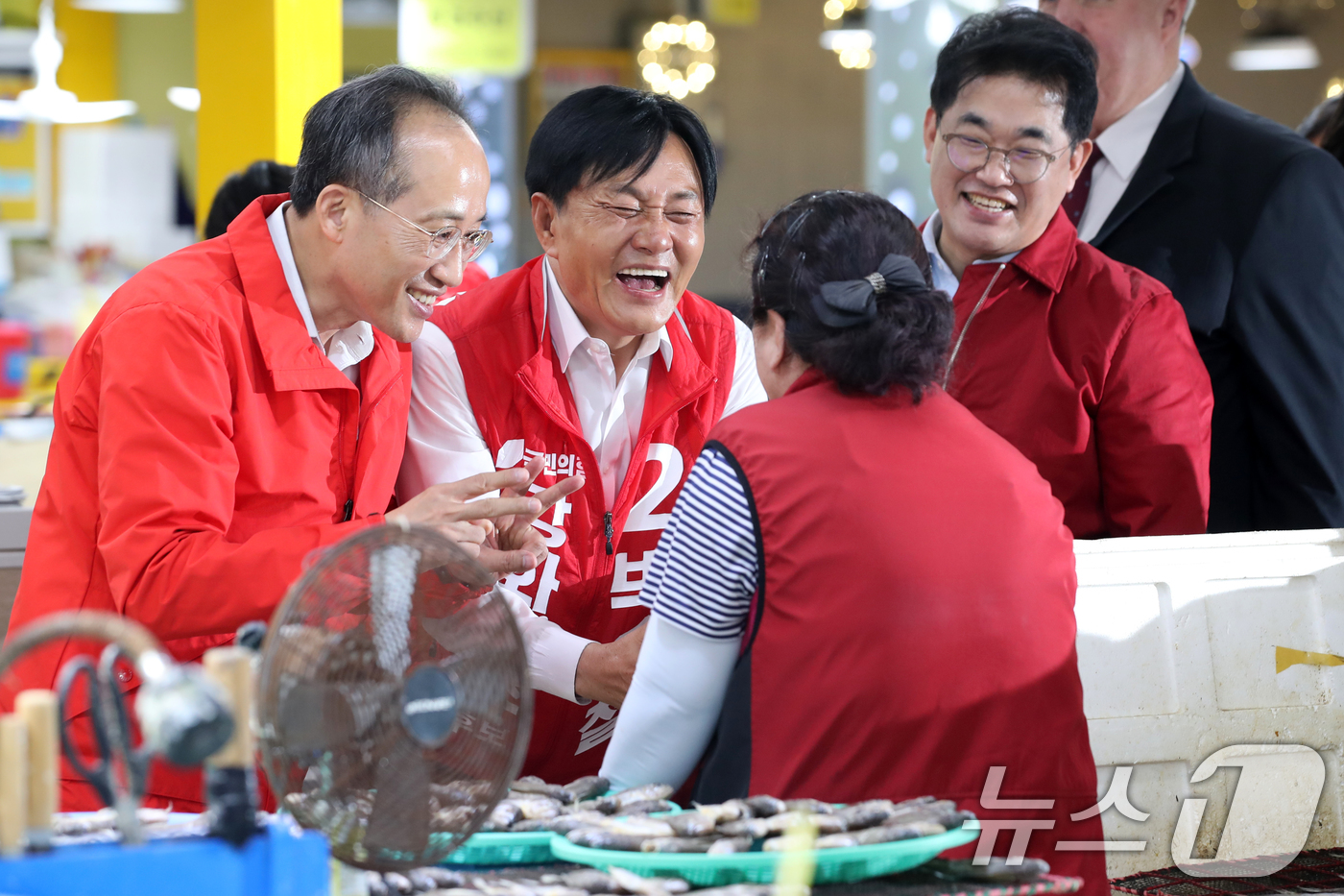 (강화=뉴스1) 이승배 기자 = 추경호 국민의힘 원내대표가 3일 오후 2024 하반기 재·보궐선거 강화군수에 출마한 박영철 후보 지원을 위해 인천시 강화군 강화풍물시장을 찾아 박 …