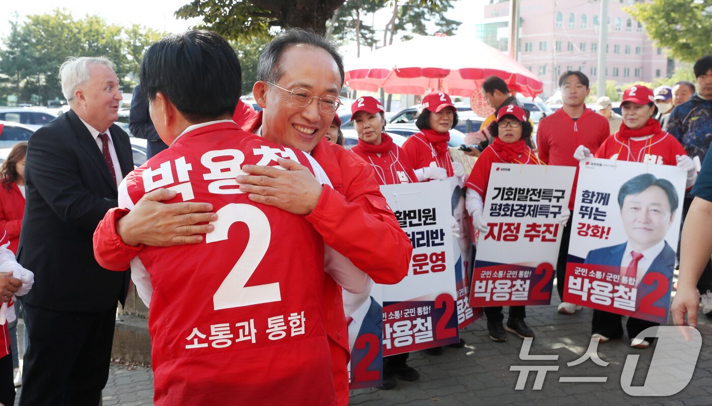 본문 이미지 - 추경호 국민의힘 원내대표가 3일 오후 2024 하반기 재·보궐선거 강화군수에 출마한 박영철 후보 지원을 위해 인천시 강화군 강화풍물시장을 찾아 박 후보와 포옹하고 있다. 2024.10.3/뉴스1 ⓒ News1 이승배 기자